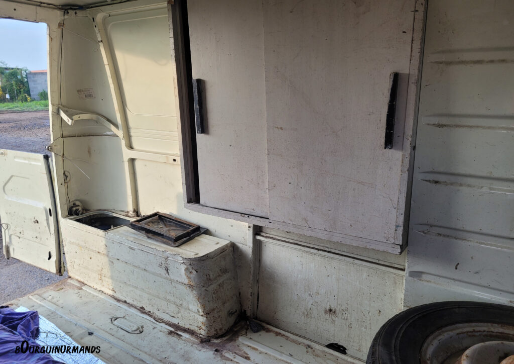 Renault-Estafette-R2136-Bourguinormands-002
