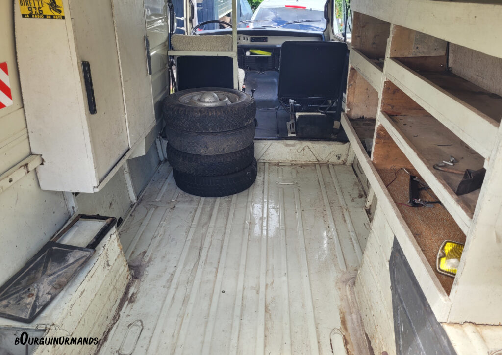 Renault-Estafette-R2136-Bourguinormands-020